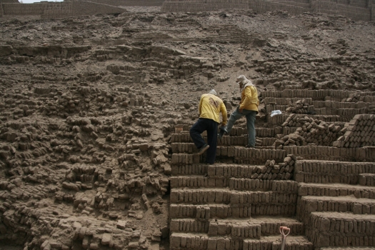 huaca_pucllana_old_and_new.jpg